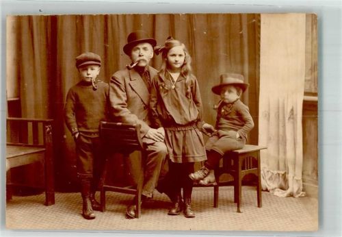 Geesthacht 1918 Vater mit seinen drei Kindern im Fotostudio Ort handschriftlich
