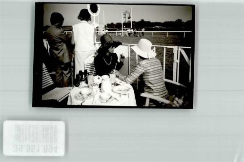 Iffezheim Zuschauer auf der Galopprennbahn Mode Foto Original aus Archiv eines Ansichtskartenverlags Ort handschriftlich