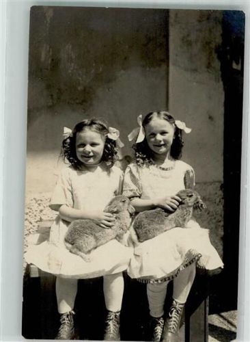 1910 Zwillinge Mädchen mit K aninchen auf dem Schoß