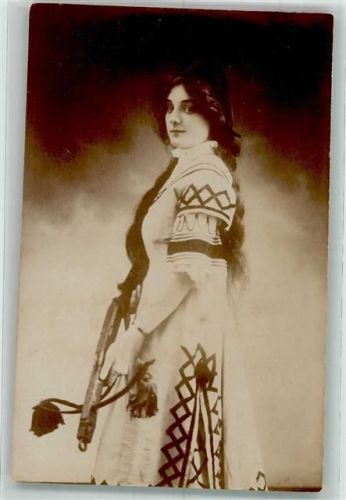 Frau mit einem Gewehr