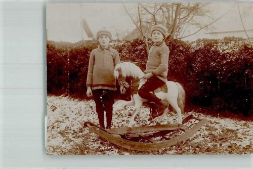 1916 Großes Schaukelpferd Privatfoto AK ( beschnitten )