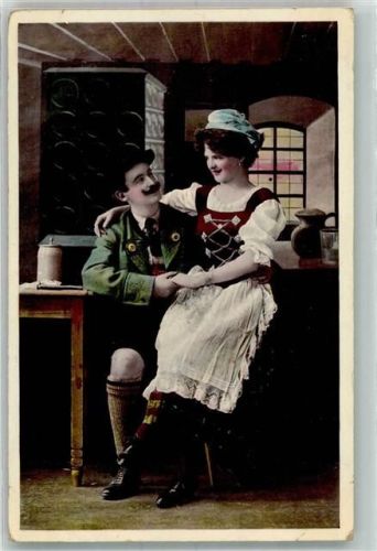 1912 Junger Mann mit einer Frau im Trachtenkleid auf seinem Schoss in der Gaststube