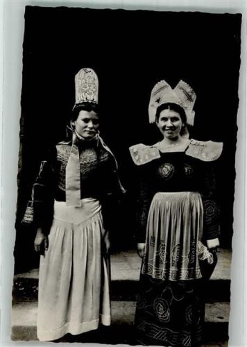 Frauen in bretonischer Tracht aus Finistere