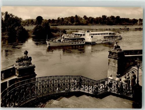 Pillnitz Raddampfer Karl Marx vor dem Wasserschloss