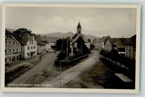 Bodenmais Marktplatz mit Kirche Mariä Himmelfahrt und Silberberg