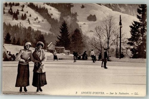 Zwei junge Frauen stützen sich beim Schlittschuhfahren auf einer Eisfläche