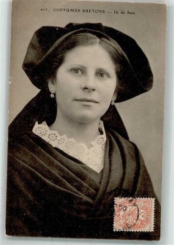 Junge Frau in bretonischer Tracht der Ile de Sein