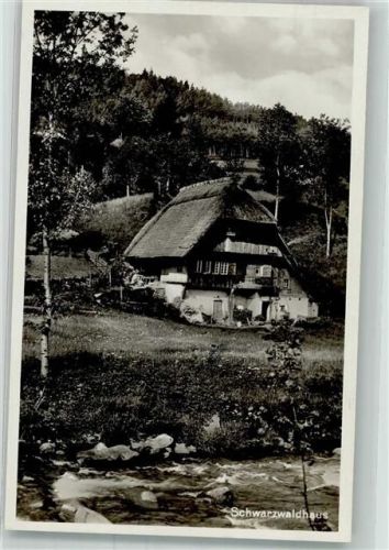 Landestypisches Haus an einem Wildbach