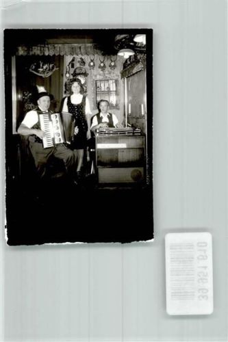 Lam Gesangstrio in Tracht mit Akkordeon im Cafe Mariandl Foto Original aus Archiv eines Ansichtskartenverlags Ort handschriftlich