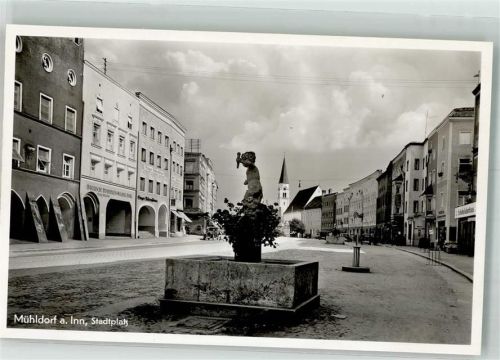 Mühldorf Stadtplatz mit Brunnen und Frauenkirche