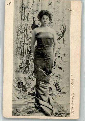 1910 Junge Frau im hautengem Kleid