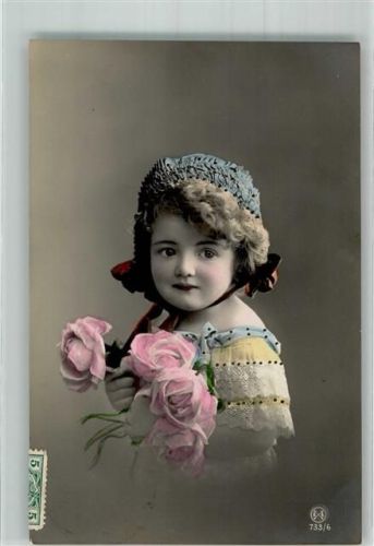 1913 Kleines Mädchen in feinem Kleid und Mütze mit Rosen