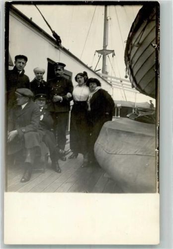 Auf einem Schiff Gruppenfoto mit dem Kapitän?