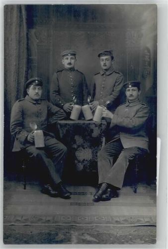Niederrad Foto-Aufnahme, Soldaten mit Bierkrug