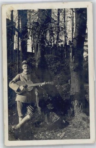 Ortenberg Foto-Aufnahme, Soldat mit Gitarre