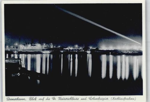 Bremerhaven Blick auf die Kaiserschleuse und Columbuspier, Nachtaufnahme