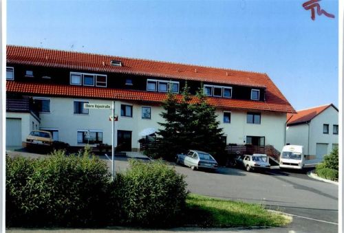 Ahlbershausen Reihenhäuser mit geparkten Autos AKU1