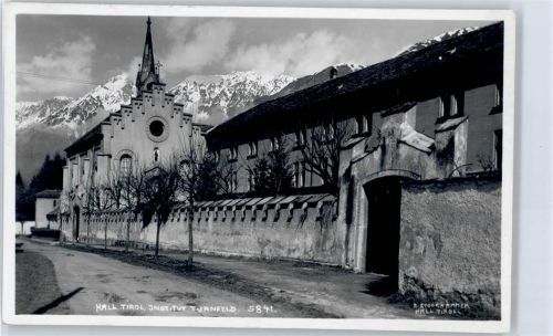 Hall Insitut Turnfeld