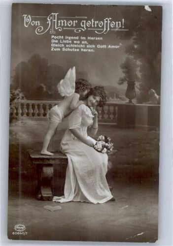 Frau mit Kind Amor