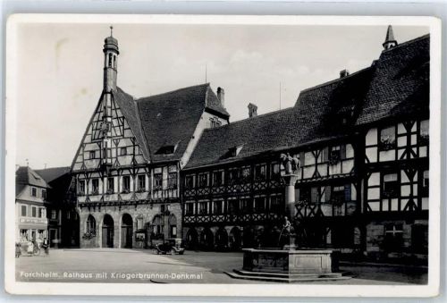 Forchheim Rathaus mit Kriegerbrunnen-Denkmal