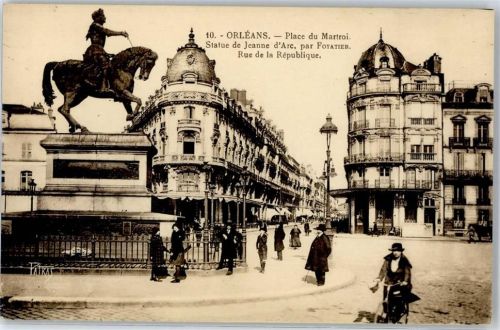 Orleans Place du Martroi Statue de jeanne d Arc Rue de la Republique Fahrrad