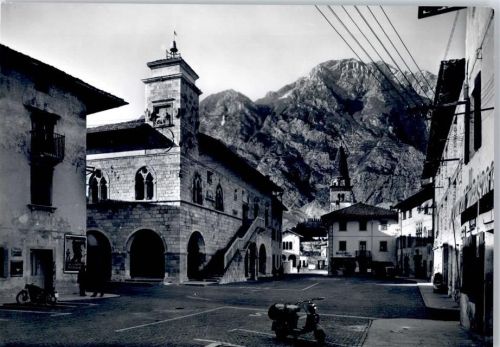 Venzone Piazza Umberto Rathaus