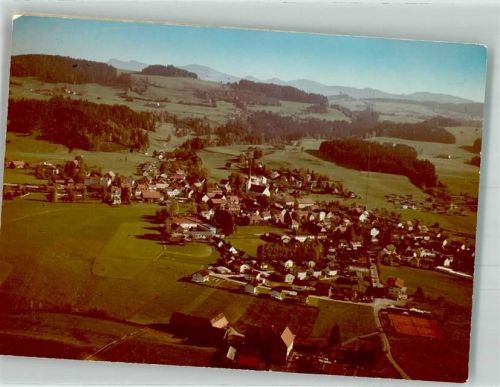 Weiler-Simmerberg Fliegeraufnahme des Ortes mit Pfarrkirche St. Blasius Foto Original aus Archiv eines Ansichtskartenverlags Ort handschriftlich