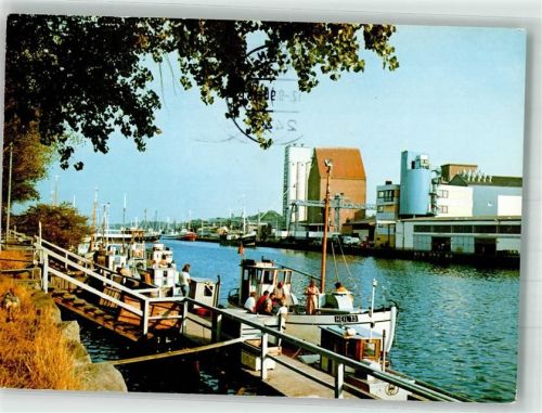 Heiligenhafen Hafen mit Speichersilos und Fischkuttern