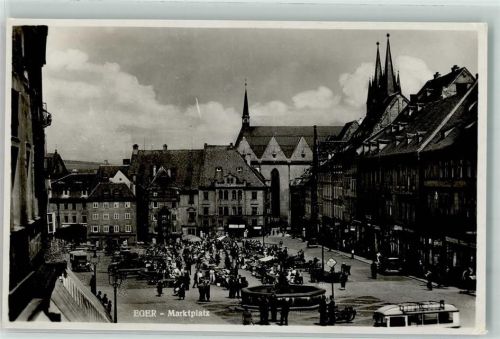Cheb Marktplatz Marktszene Auto Omnibus Brunnen