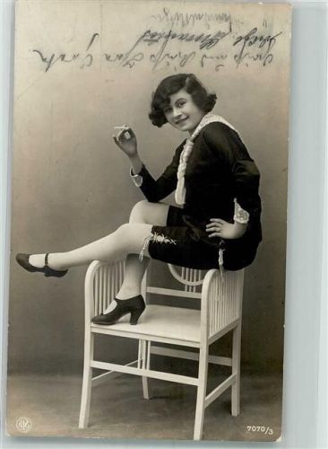 1920 Nr. 7070/3 Junge Frau mit Zigarette zeigt Bein