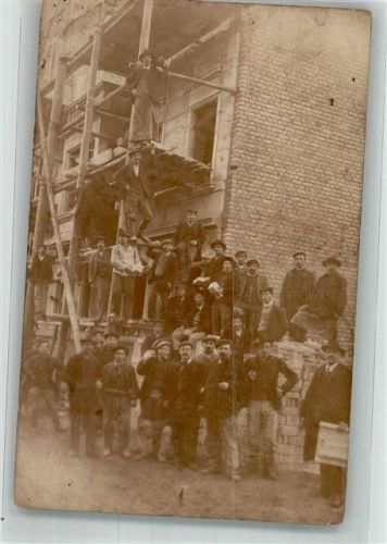 Arbeiter vor dem Rohbau eines mehrgeschossigen Hauses