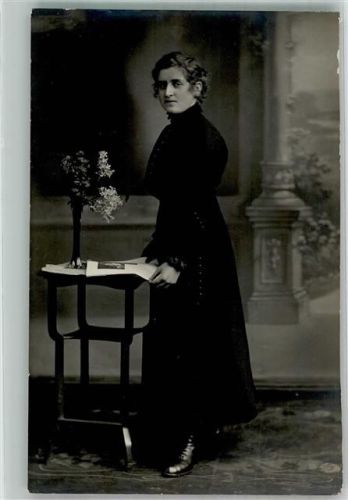 Neustadt 1917 Junge Frau in einem züchtigen schwarzen Kleid im Fotostudio Ort lt. Fotograf Kaempf