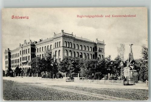 Schleswig Regierungsgebäude und Kanonendenkmal