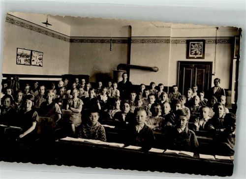 Klassenzimmer m. Schülern u. Lehrer