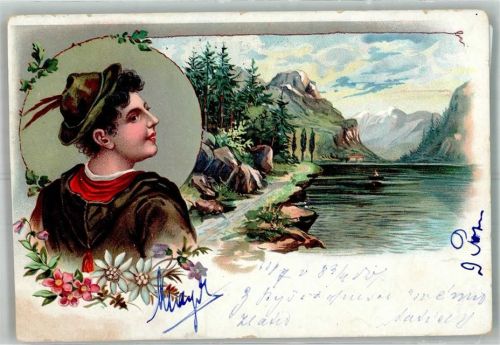 Junger Mann mit Trachtenhut und See in Hochgebirgslandschaft