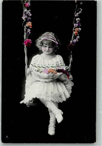 1907 Kleines Mädchen im weißen Spitzenkleid auf der Blumenschaukel