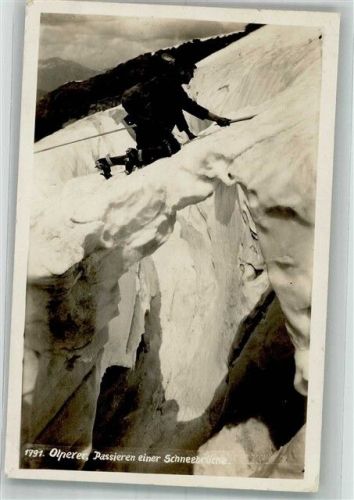 Passieren einer Schneebrücke Bergsteiger Olperer