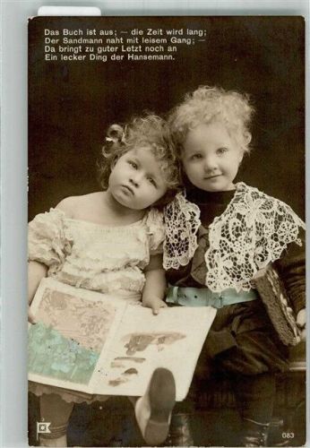 1908 Zwei kleine Kinder mit Lebkuchen und Bilderbuch