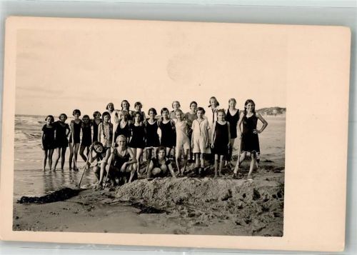 Eine Kindergruppe beim Strandurlaub