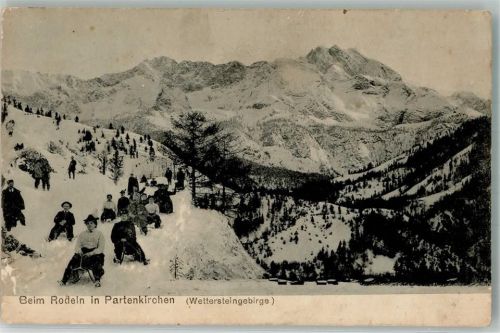 Partenkirchen Urlauber mit Schlitten am Rodelhang Fotograf Johannes