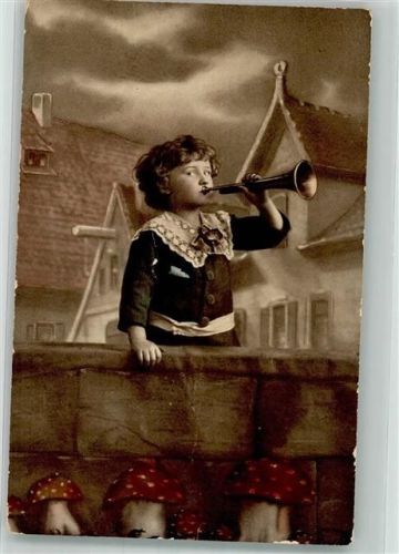 1917 Kleiner Junge auf der Stadtmauer mit einer Fanfare Fliegenpilze