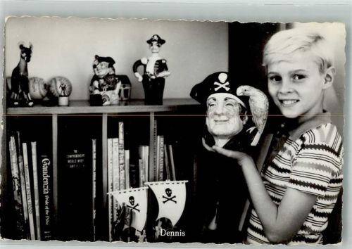 Der kindliche Dennis mit Piratenfiguren