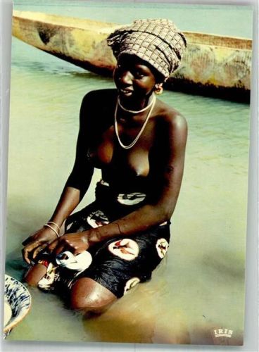 Eine hübsche junge Afrikanerin beim Waschtag