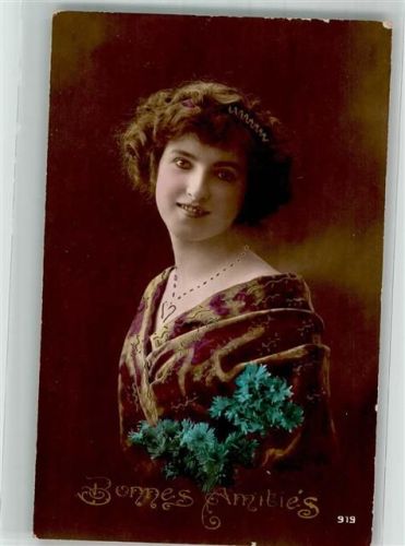 1919 Junge Frau mit Reif im Haar und einem Strauß Kornblumen Bonnes Amities