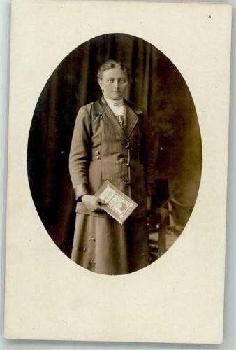 Altötting Portrait einer jungen Frau Ort lt. Fotograf Hans Strauss