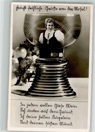 Ein Römerglas mit Wein von der Mosel und Portrait einer jungen Frau in Tracht