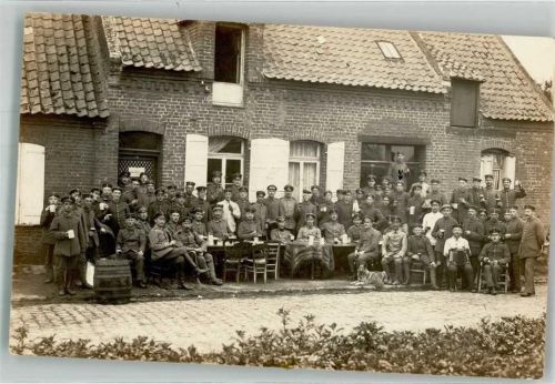 1917 Gruppenaufnahme von Landsern in Uniform mit Bier Feldpost Minenwerfer-Batl. I