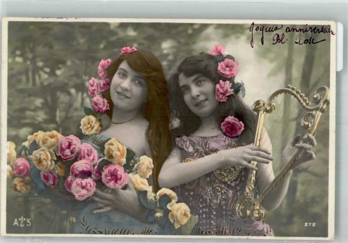 1905 Zwei junge Frauen mit Harfe und Rosen im Haar