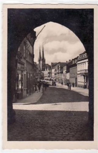 Saalfeld Saalfeld mit Blick durchs obere Tor auf die Johanniskirche. Karte beschrieben. Gute Erhaltung.