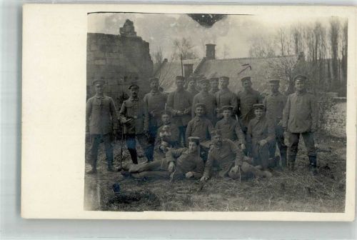 1915 Gruppenaufnahme von Landsern in Uniform mit Hund Feldpost 22. Res.-Div.